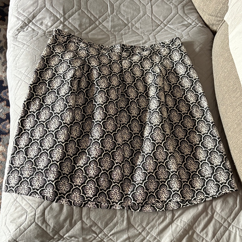 LOFT Women's Black and Cream A-Line Pleated Skirt Light Weight Size 6